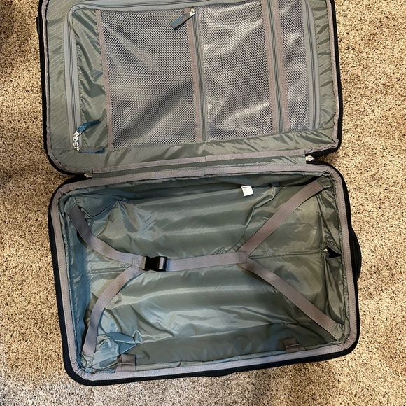 Thule Crossover Upright 22in Rolling Gear Bag. Carry on size. - Picture 3 of 6